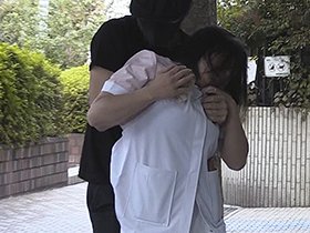 ［閲覧注意］輪姦レイプ映像 ノーカット無編集・婦女強姦犯罪記録 肉辱暴行！クロロホルムとスタンガンで昏睡、媚薬で悶絶膣痙攣、乳を潰され発狂し無限孕ませ輪姦に自我崩壊する幼顔爆乳妻！　サンプル画像02
